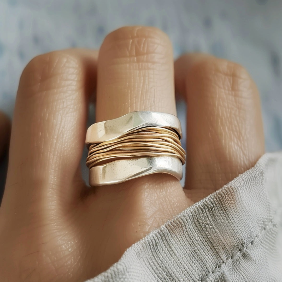 Ring i Sølv og Guld med Trådstruktur