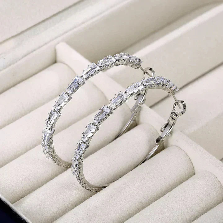 Camilla Vestalia Øreringe i Hvidguld" could be rewritten as "Camilla Vestalia White Gold Earrings.