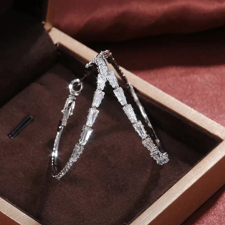 Camilla Vestalia Øreringe i Hvidguld" could be rewritten as "Camilla Vestalia White Gold Earrings.