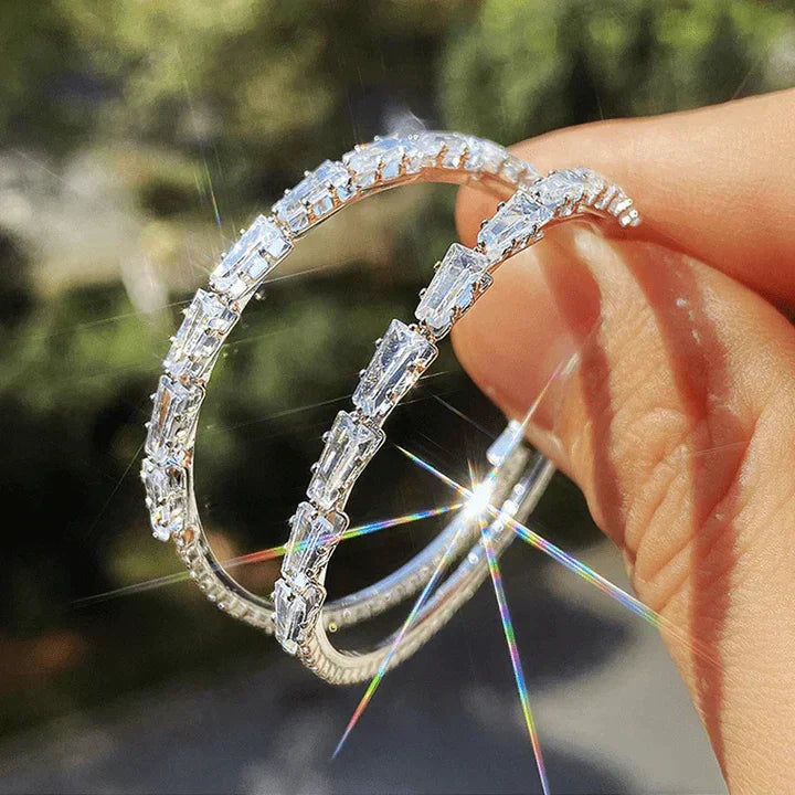 Camilla Vestalia Øreringe i Hvidguld" could be rewritten as "Camilla Vestalia White Gold Earrings.