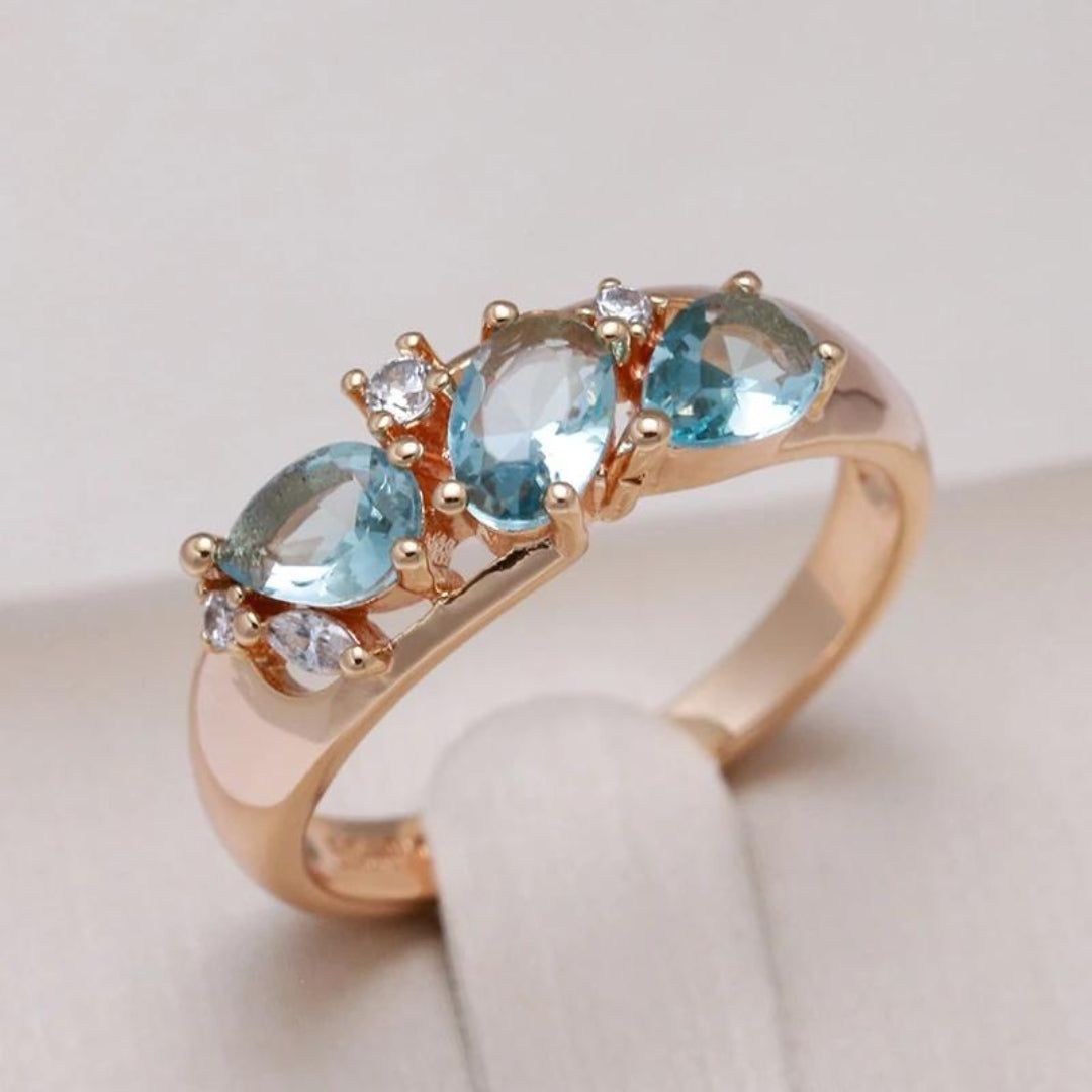 "Elegant Blå Vintage Zirkonia Ring i Guld" can be rewritten as "Stilren Blå Vintage Zirkonia Ring i Guld".