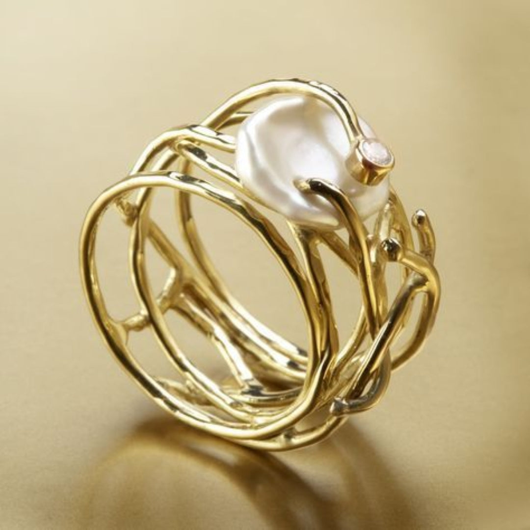 Samira - Tynd Guld- og Perlering" can be rewritten as "Samira - Elegant Gold and Pearl Ring.