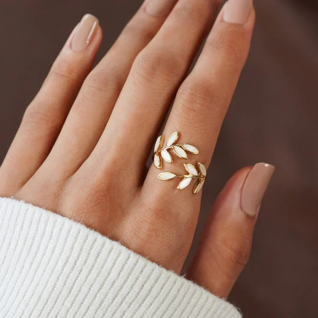 Pure - Justerbar Ring med Hvid Opalblad