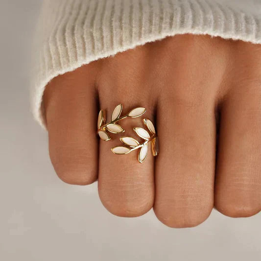 Pure - Justerbar Ring med Hvid Opalblad