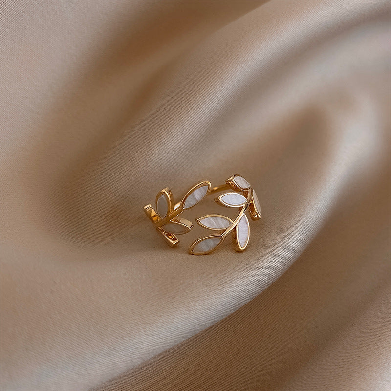 Pure - Justerbar Ring med Hvid Opalblad