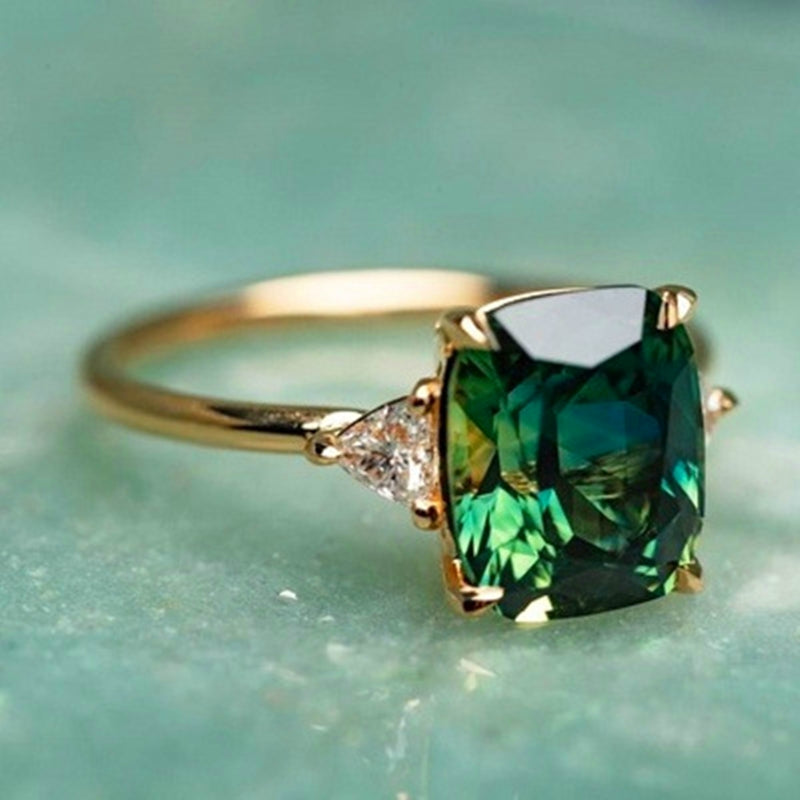 Lycka - Grøn Zirkonia Ring i Guld" can be rewritten as "Lycka - Grøn Zirkonia Guld Ring.