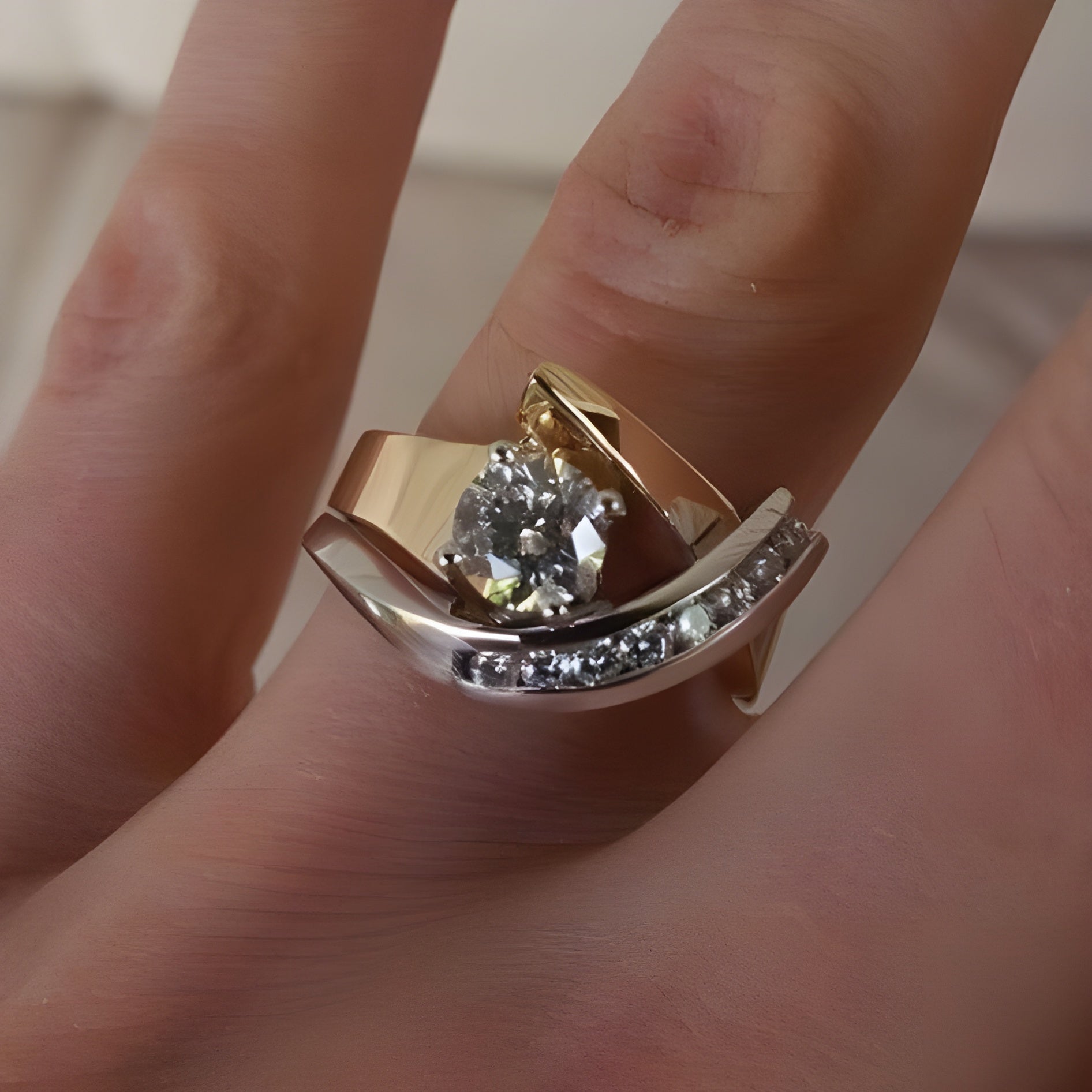 Vintage Ring i Guld og Sølv med Unik Form og Zirkoner