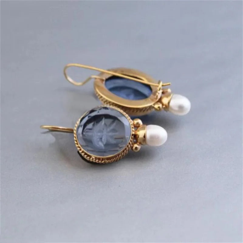 Sophia Klassiske Perleøreringe" could be rewritten as "Sophia Classic Pearl Earrings.