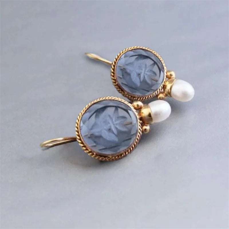 Sophia Klassiske Perleøreringe" could be rewritten as "Sophia Classic Pearl Earrings.